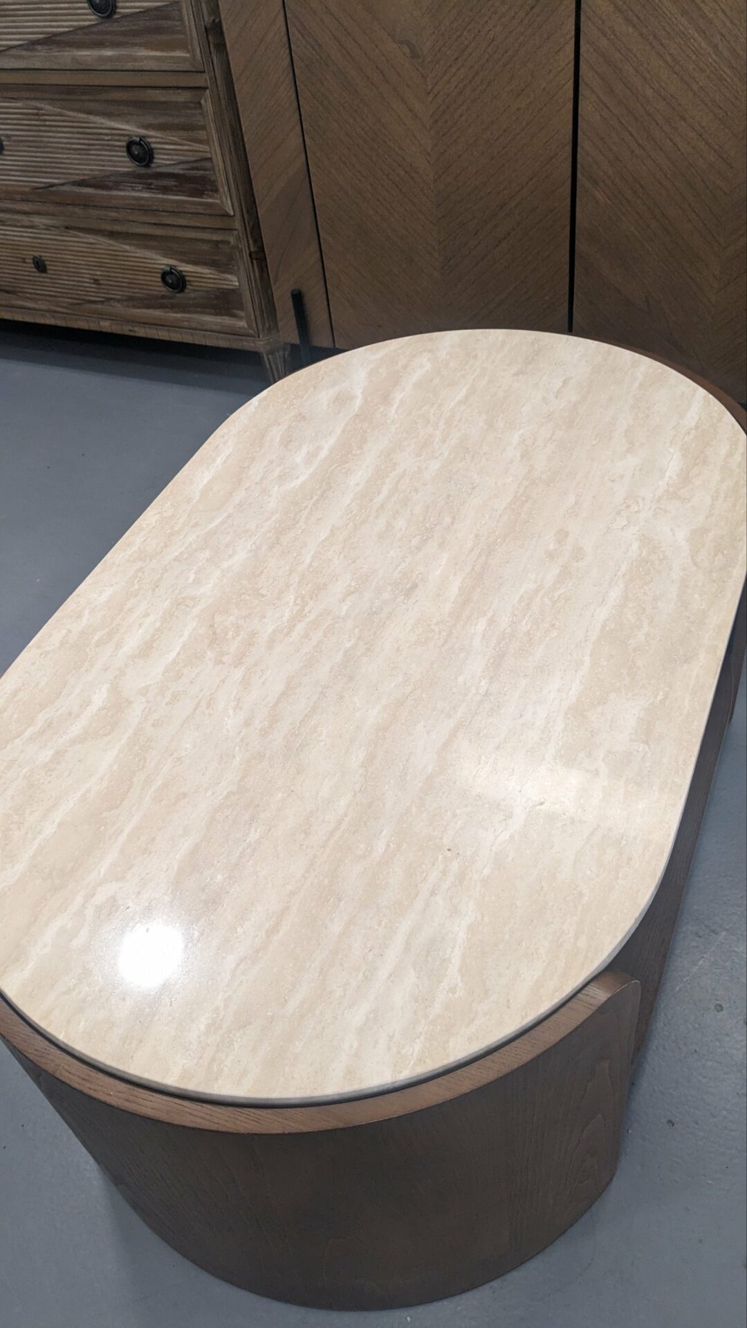 Table basse ovale bois teinté noyer et travertin ELIPSE – Image 8