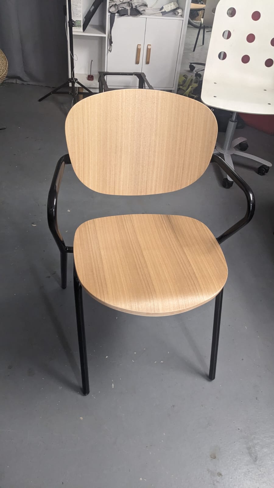 Ada : Chaise en frêne et métal – Image 5