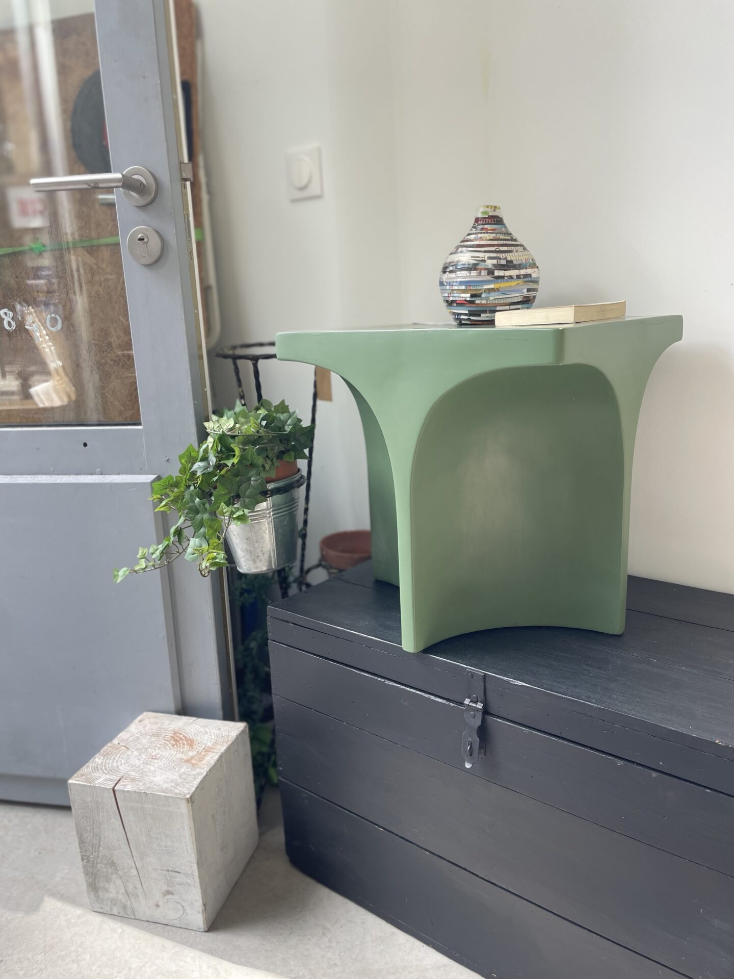 Table basse / bout de canapé en bois peint vert « HYDRA » – Image 2