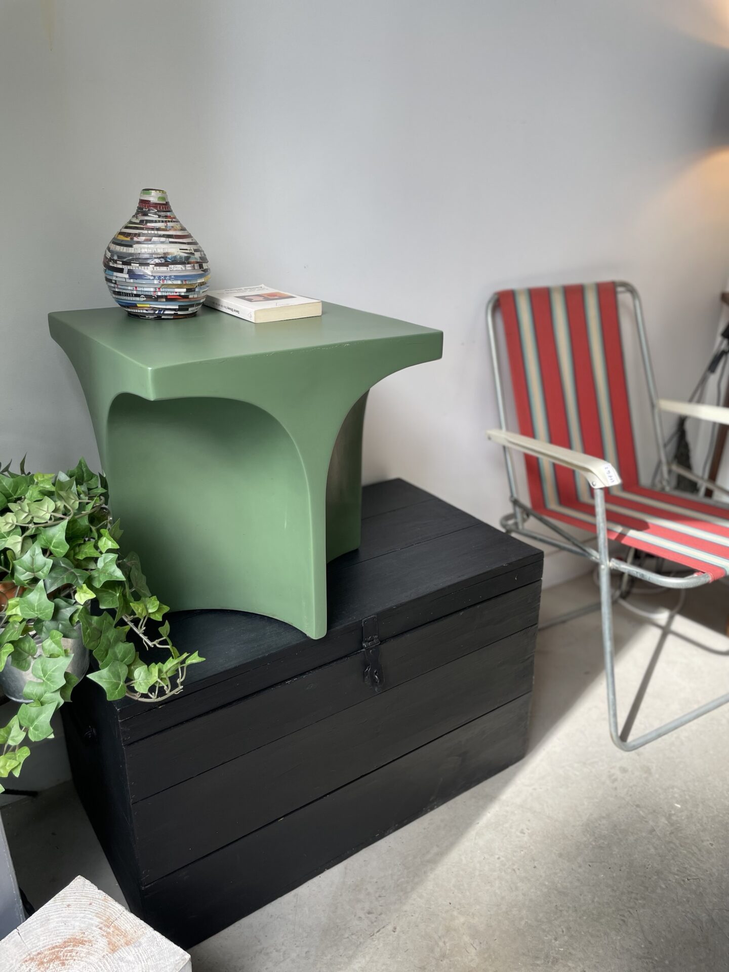 Table basse / bout de canapé en bois peint vert « HYDRA » – Image 3