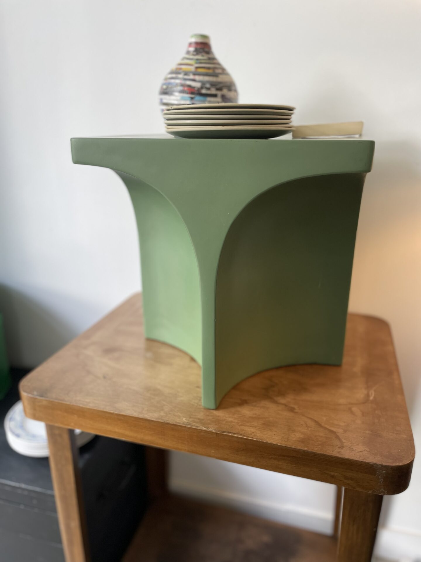 Table basse / bout de canapé en bois peint vert « HYDRA » – Image 4