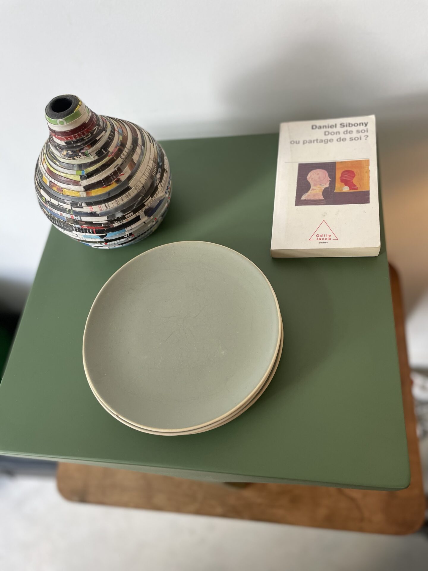 Table basse / bout de canapé en bois peint vert « HYDRA » – Image 5