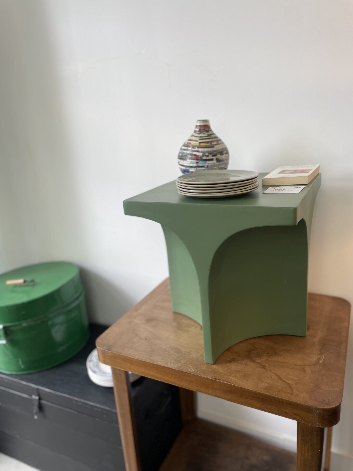 Table basse / bout de canapé en bois peint vert « HYDRA » – Image 6