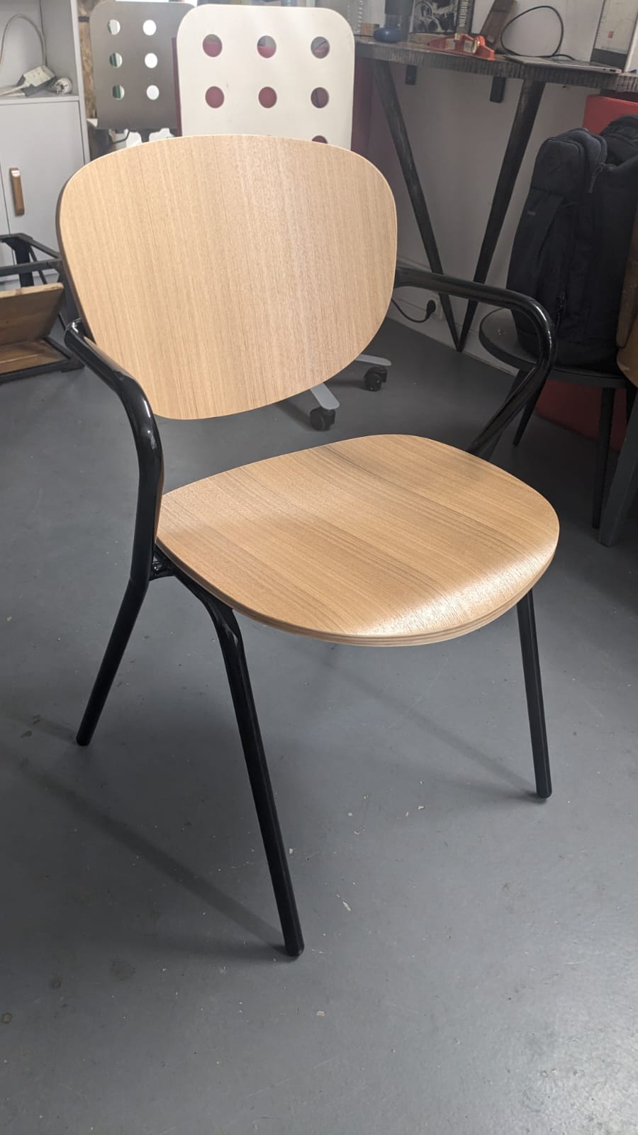 Ada : Chaise en frêne et métal – Image 2